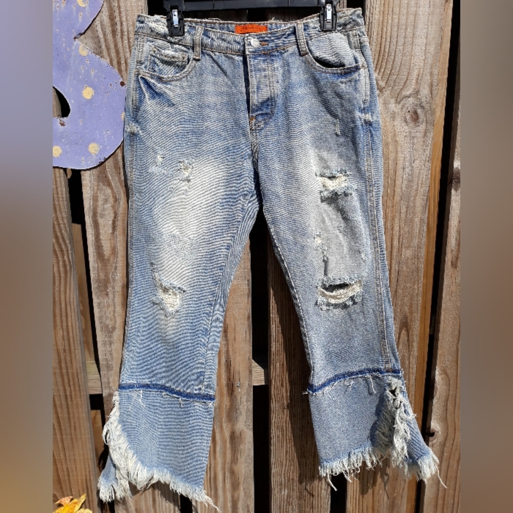 Signature 8 shreadded crop Jeans.  Acid wash blue. Size Medium.